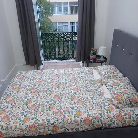 Urban Nest Guest House,lisbon شقة *